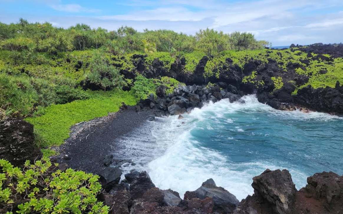 블랙 샌드 비치 – 와이아나파나파 주립공원 (Waiʻanapanapa State Park)