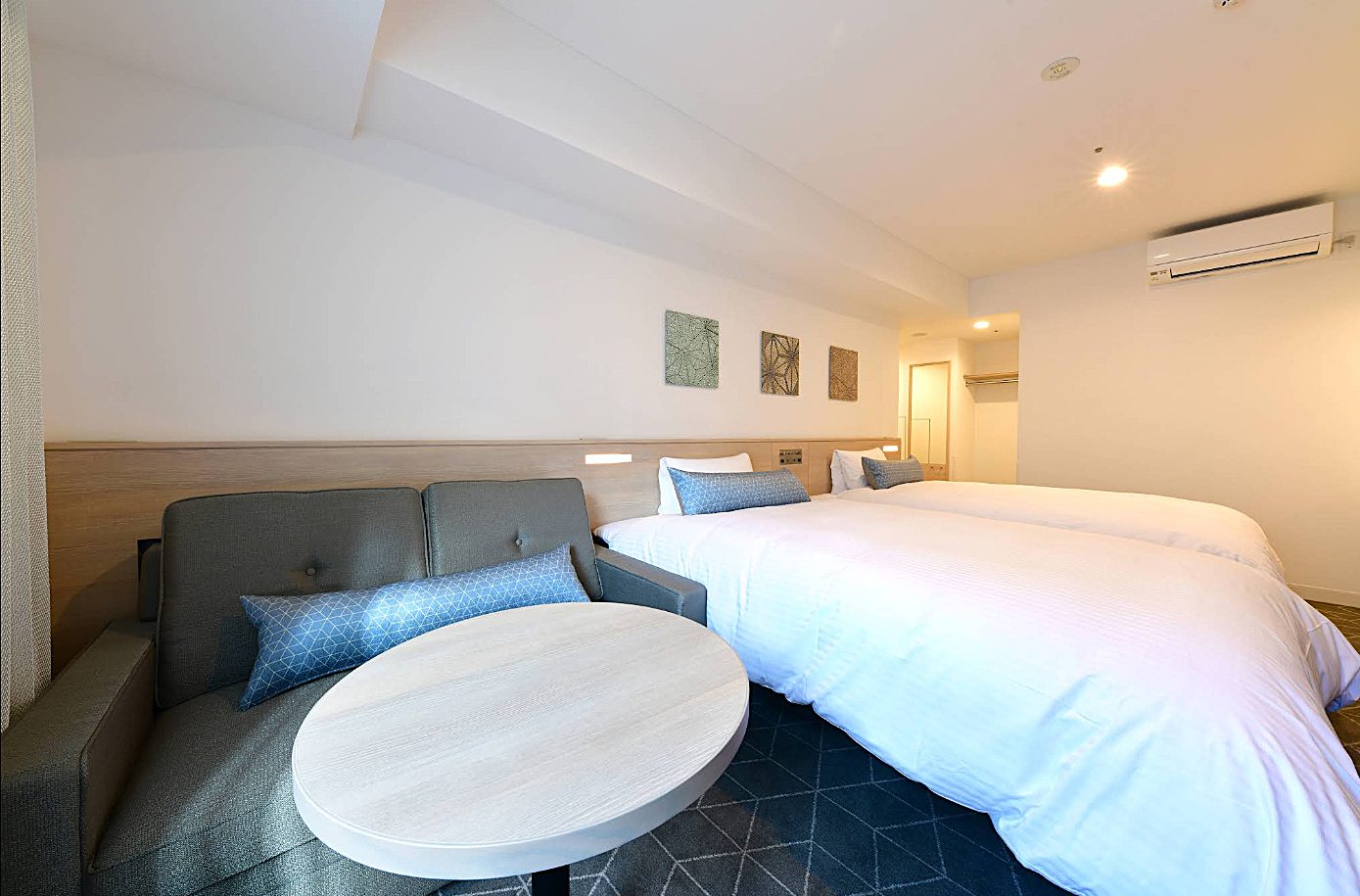 베셀인 사카에역 앞